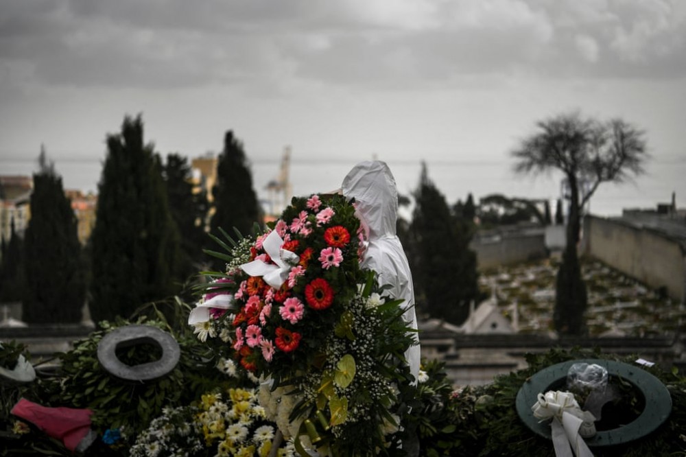 Ảnh ấn tượng tuần (15-21/2): Sòng bạc mang tên ông Trump bị phá hủy, phu nhân nhà lãnh đạo Triều Tiên tái xuất và biểu tình ở Myanmar