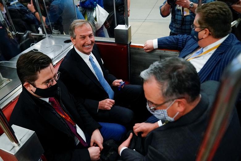 Ảnh ấn tượng tuần (15-21/2): Sòng bạc mang tên ông Trump bị phá hủy, phu nhân nhà lãnh đạo Triều Tiên tái xuất và biểu tình ở Myanmar