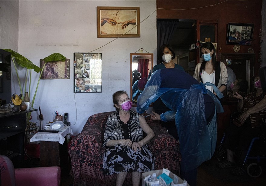 Ảnh ấn tượng tuần (22-28/2): Căng thẳng Armenia, Myanmar, đại khủng hoảng Covid-19 và lãnh đạo đối lập Nga ra dấu tay thể hiện chiến thắng