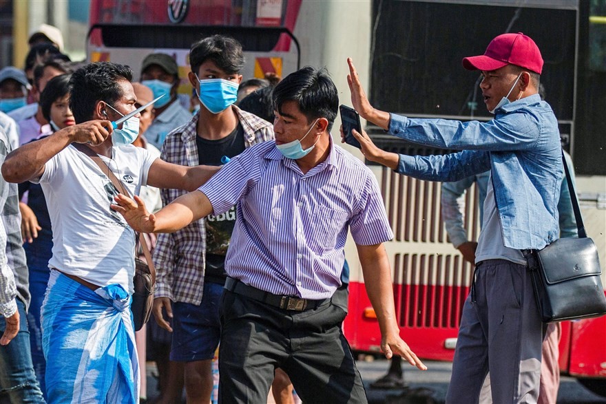 Ảnh ấn tượng tuần (22-28/2): Căng thẳng Armenia, Myanmar, đại khủng hoảng Covid-19 và lãnh đạo đối lập Nga ra dấu tay thể hiện chiến thắng