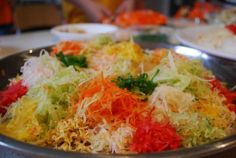 Yusheng - một món salad truyền thống đầy màu sắc trong dịp Tết Nguyên đán ở Singapore (Ảnh: Asia Society).