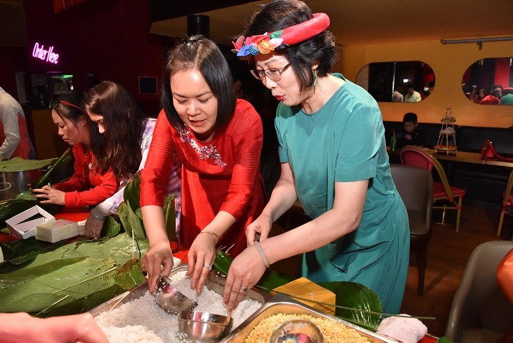 Ấm áp ngày hội gói bánh chưng mừng Xuân Nhâm Dần của cộng đồng người Việt tại Thượng Hải, Trung Quốc
