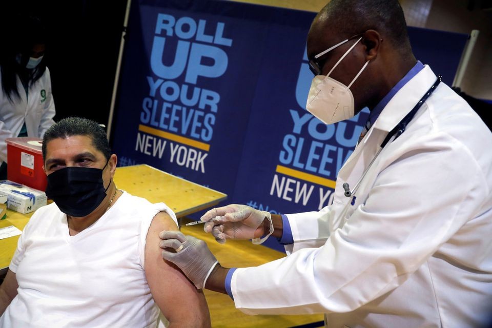 Mỹ cảnh báo: Tốn 22 triệu USD mỗi tháng nếu không quy định nhân viên tiêm vaccine ngừa Covid-19