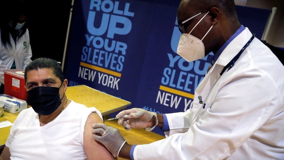 my se ton 22 trieu usd moi thang neu khong bat buoc nhan vien lien bang tiem vaccine covid19