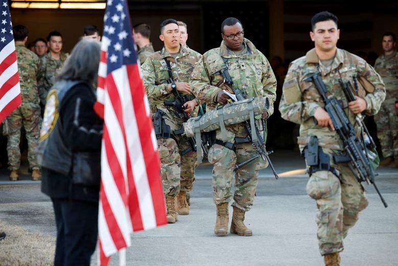 Các binh sĩ thuộc Sư đoàn dù số 82 của quân đội Mỹ chuẩn bị lên máy bay vận tải để sang châu Âu, tại Fort Bragg, North Carolina, ngày 14/2. (Nguồn: Reuters)