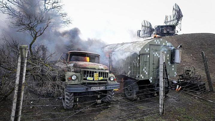 Nga-Ukraine: Các radar bị hư hỏng và các thiết bị khác tại cơ sở quân sự Ukraine bên ngoài Mariupol, Ukraine, ngày 24/2. (Nguồn: AP)