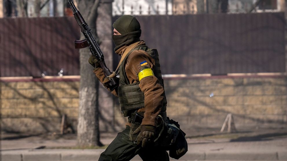 Binh sĩ Ukraine cầm vũ khí bên ngoài một cơ sở quân sự ở Kiev, ngày 26/2 trong bối cảnh quân đội Nga đã tấn công thủ đô Ukraine. (Nguồn: AP)