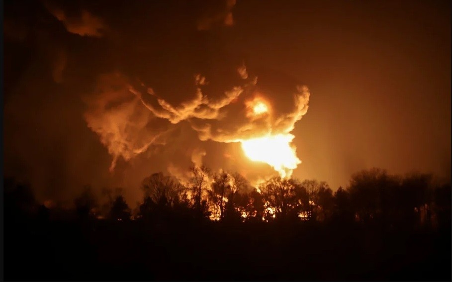 Xung đột Nga-Ukraine: Những ngọn lửa lớn bốc cao trên bầu trời đêm từ vị trí kho dầu ở Vasylkiv, gần Kiev, Ukraine.