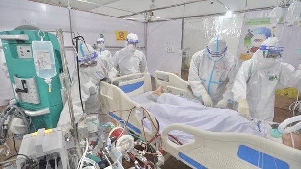 Bác sĩ chăm sóc bệnh nhân Covid-19 tại Bệnh viện dã chiến điều trị bệnh nhân COVID-19 đa tầng ở quận Tân Bình, TP.HCM. (Nguồn: TTXVN)