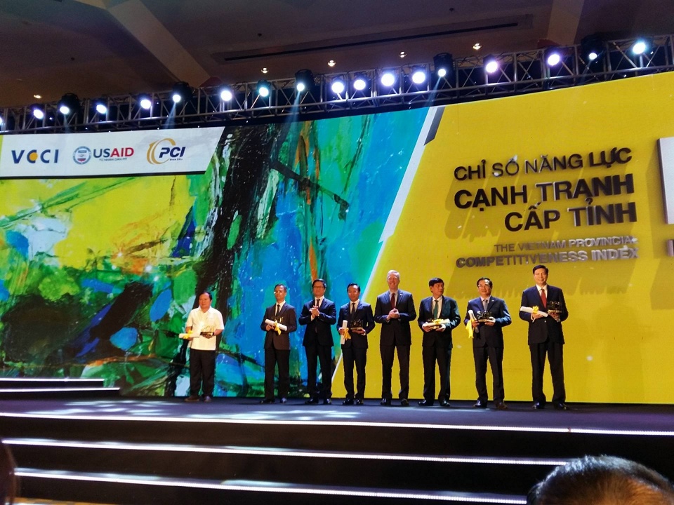 khi doanh nghiep cham diem chinh quyen dia phuong