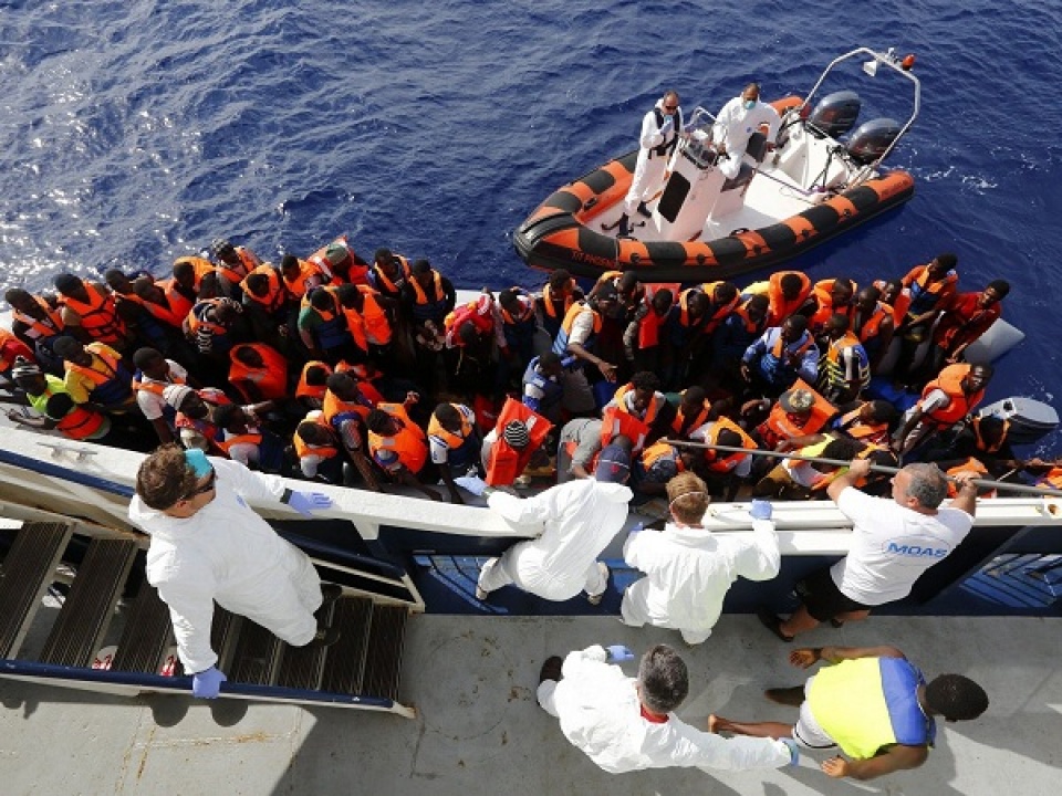 gan 1200 nguoi di cu duoc cuu khi vuot dia trung hai