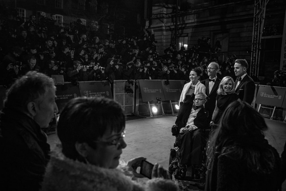 cuoc doi nha vat ly thien tai stephen hawking qua anh