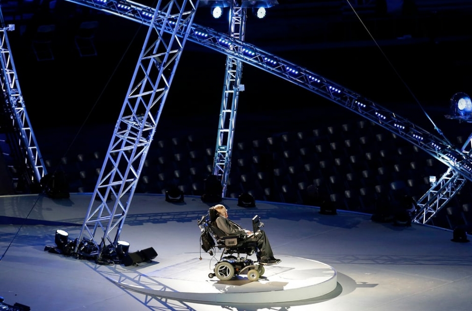 cuoc doi nha vat ly thien tai stephen hawking qua anh