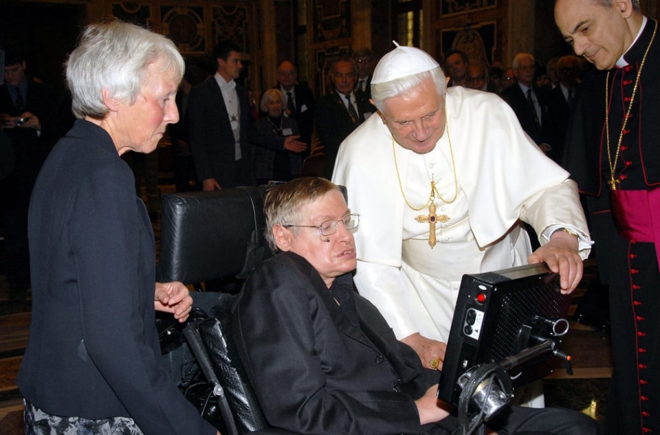 cuoc doi nha vat ly thien tai stephen hawking qua anh