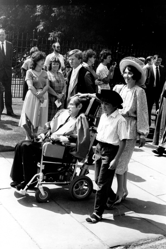 cuoc doi nha vat ly thien tai stephen hawking qua anh