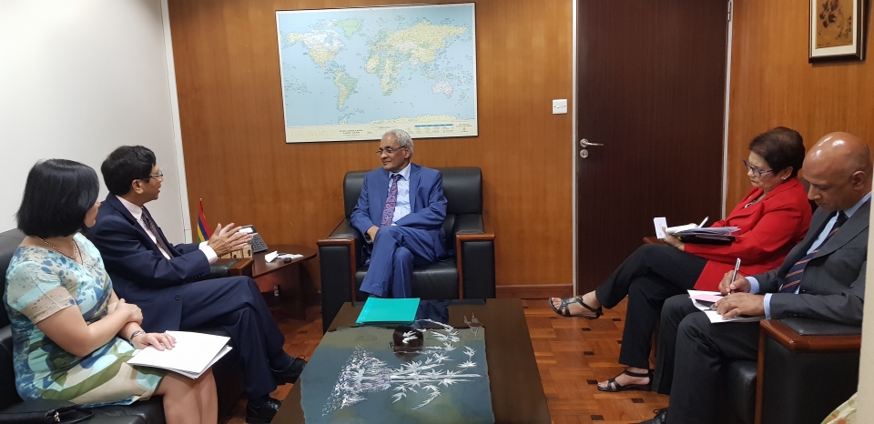 dai su le huy hoang trinh thu uy nhiem len quyen tong thong cong hoa mauritius