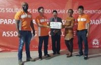 mozambique nguoi phu nu tu do de tren cay giua dong lu cua sieu bao idai