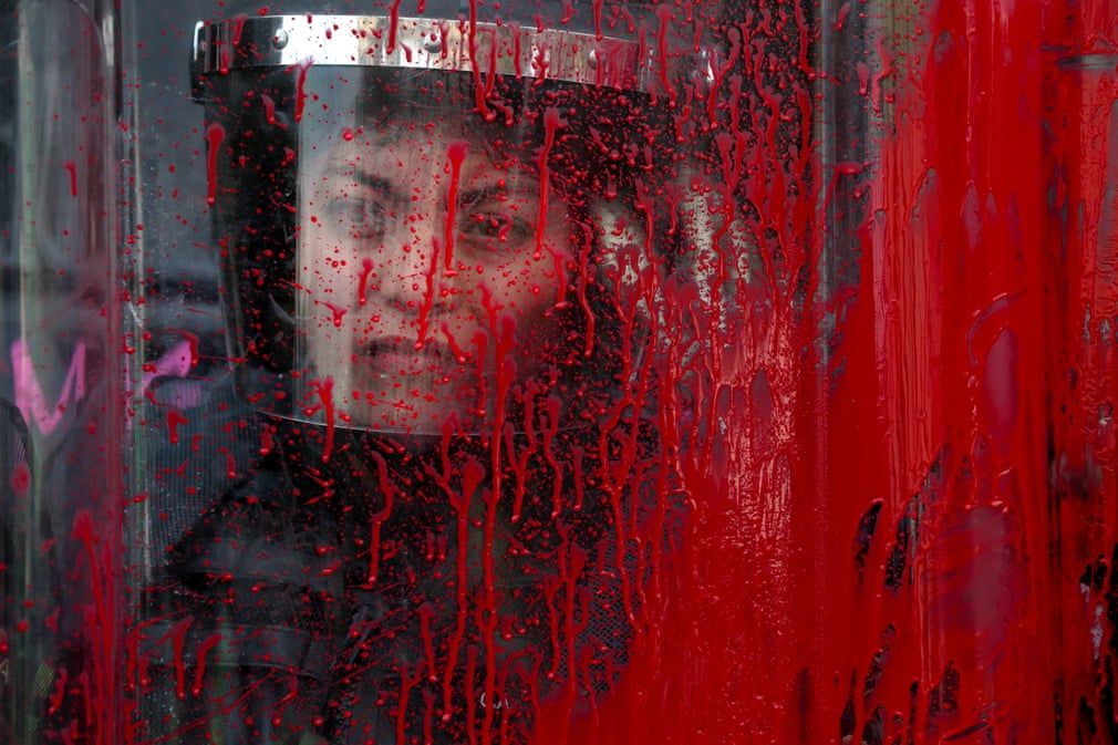 anh an tuong trong tuan 9 153 the gioi be quan khan cap doi pho cu soc covid 19 va bieu tinh o bo tay