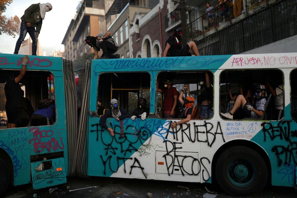 anh an tuong trong tuan 9 153 the gioi be quan khan cap doi pho cu soc covid 19 va bieu tinh o bo tay