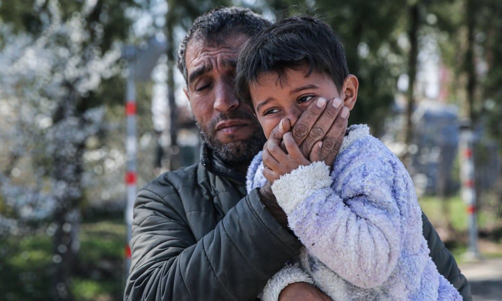 anh an tuong trong tuan 9 153 the gioi be quan khan cap doi pho cu soc covid 19 va bieu tinh o bo tay