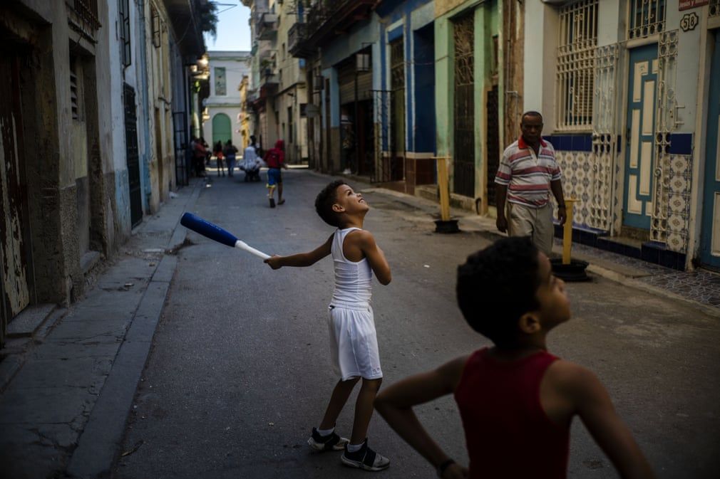 anh an tuong trong tuan 9 153 the gioi be quan khan cap doi pho cu soc covid 19 va bieu tinh o bo tay