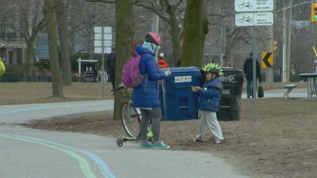 Canada: 30% người nhiễm Covid-19 dưới 40 tuổi canada 30 nguoi nhiem covid 19 duoi 40 tuoi