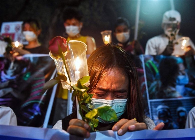 Ngày 4/3, tại Bangkok, Thái Lan, một người di cư từ Myanmar khóc trong lễ tưởng niệm những người biểu tình thiệt mạng trong các cuộc tuần hành phản đối chính biến ở quê nhà. Myanmar đã rơi vào khủng hoảng kể từ khi quân đội nắm chính quyền vào ngày1/2 và bắt giữ nhà lãnh đạo Aung San Suu Kyi và phần lớn lãnh đạo trong đảng của bà. (Nguồn: Getty)
