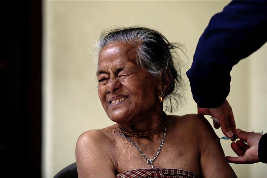 Người phụ nữ được tiêm vaccine ngừa Covid-19 ở Lalitpur, Nepal, ngày 7/3. (Nguồn: Reuters)