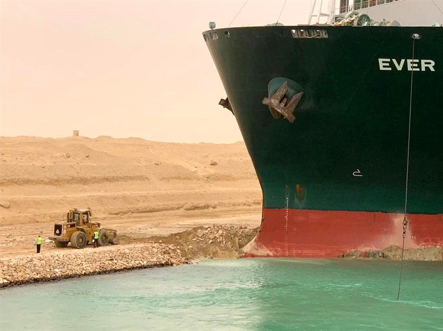 Hình ảnh tàu tàu container Ever Given bị mắc cạn ở Kênh đào Suez, Ai Cập, ngày 24/3. Việc một trong những con tàu container lớn nhất toàn cầu bị mắc cạn ở tuyến đường thủy quan trọng bậc nhất thế giới đã khiến giao thông bị tắc nghẽn nghiêm trọng. Giới ch