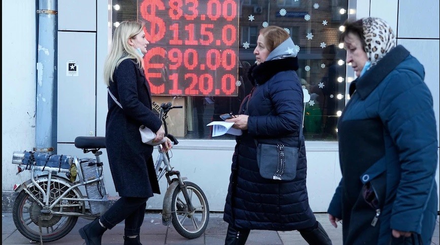 Các lệnh trừng phạt từ Mỹ và phương Tây có thể nhấn chìm đồng Ruble của Nga? (Nguồn: AP)