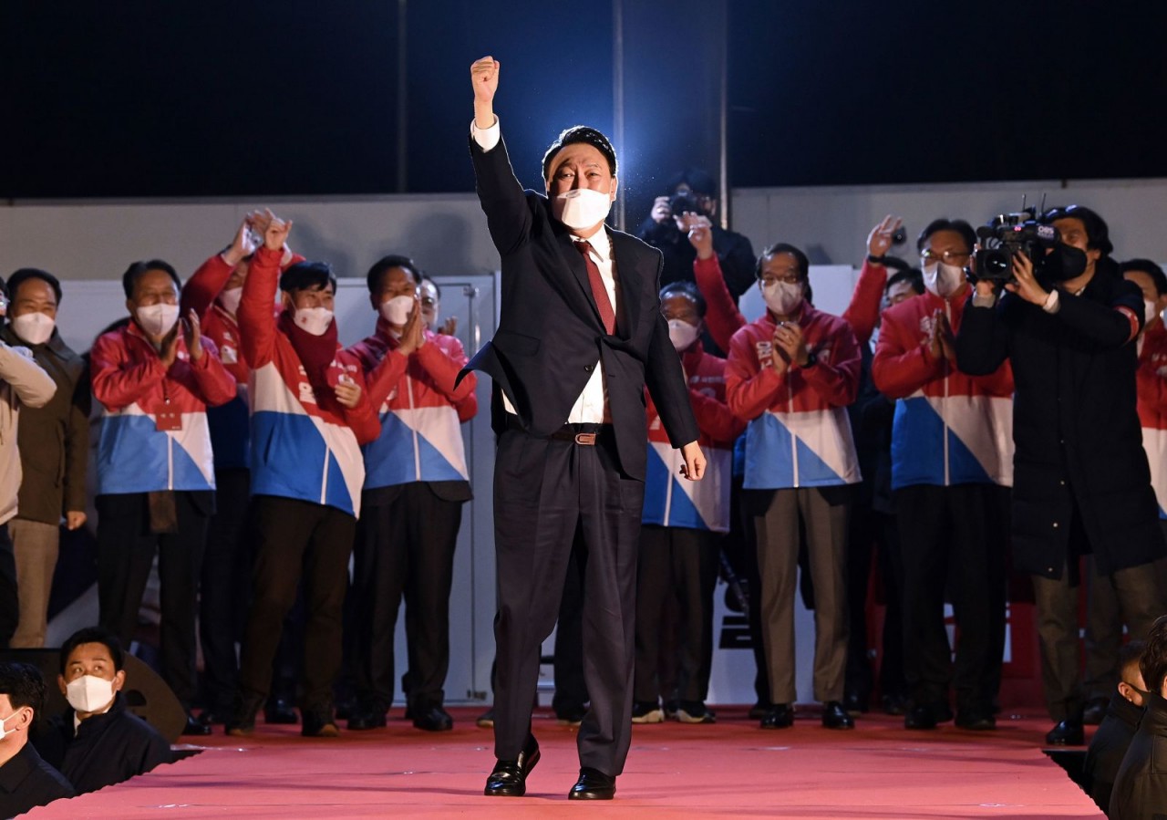 Tổng thống đắc cử Hàn Quốc Yoon Suk Yeol tổ chức lễ kỷ niệm chiến thắng tại trụ sở đảng Sức mạnh quốc dân ở Seoul, ngày 10/3. Theo Ủy ban Bầu cử quốc gia (NEC), ông Yoon Suk-yeol giành được 48,6% phiếu so với 47,8% số phiếu của ứng cử viên Lee Jae-myung c