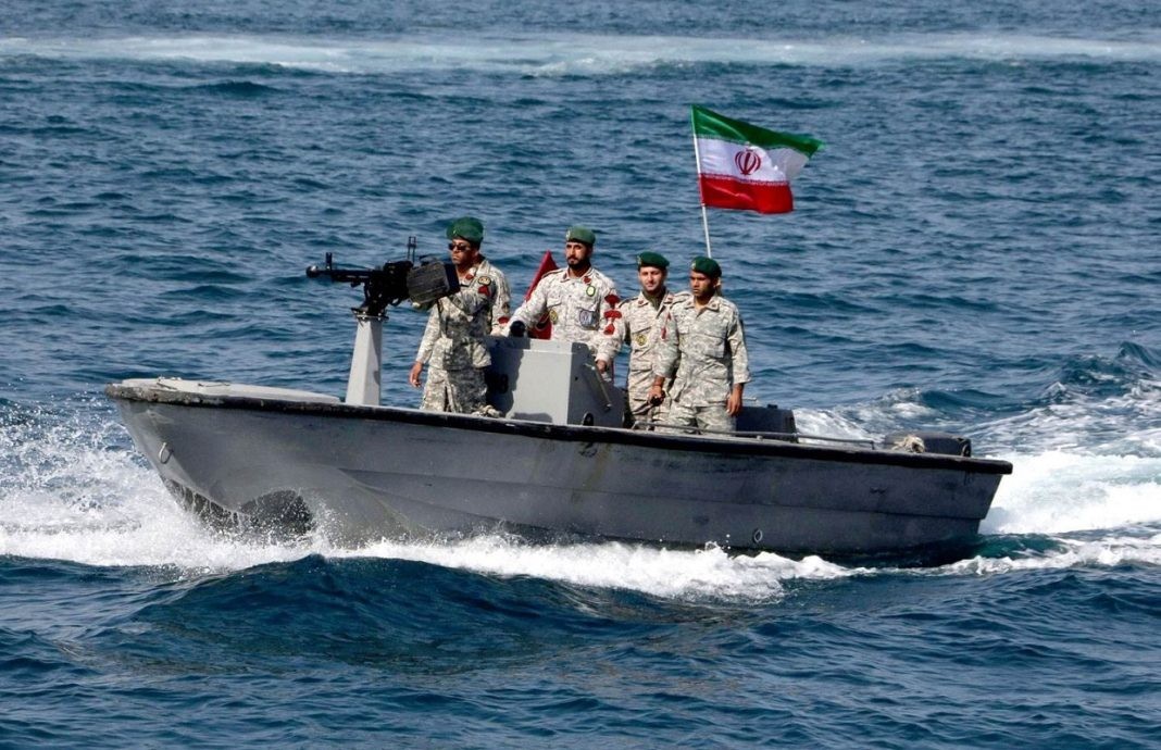 Tàu quân sự Iran tuần tra tại Vùng Vịnh. (Nguồn: IFP)