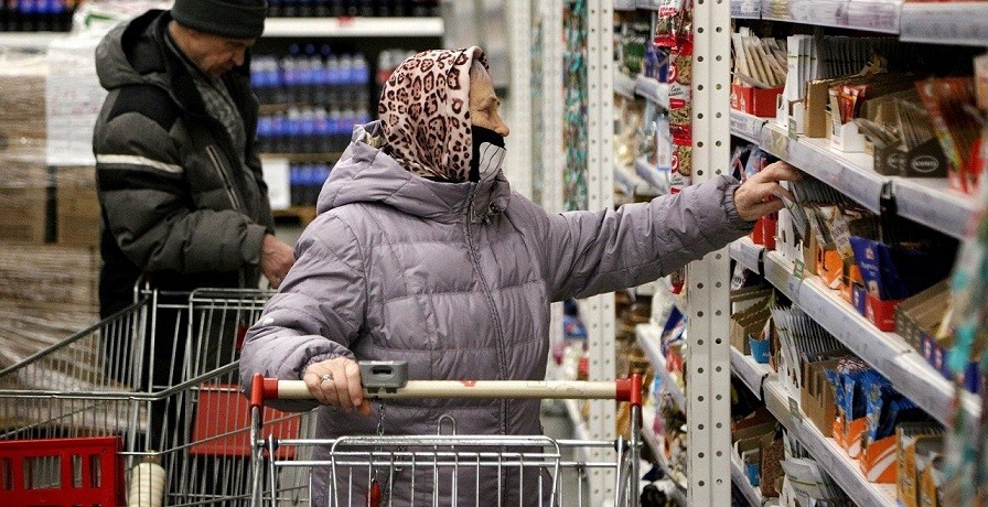 Người dân mua sắm tại một siêu thị thuộc chuỗi cửa hàng Auchan của Pháp ở Omsk, Nga. (Nguồn: Zuma Press)