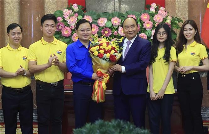 On the morning of March 26, at the Presidential Palace, President Nguyen Xuan Phuc met with typical young Vietnamese faces in 2021.