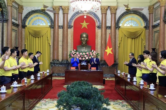 On the morning of March 26, at the Presidential Palace, President Nguyen Xuan Phuc met with typical young Vietnamese faces in 2021. (Source: VNA)