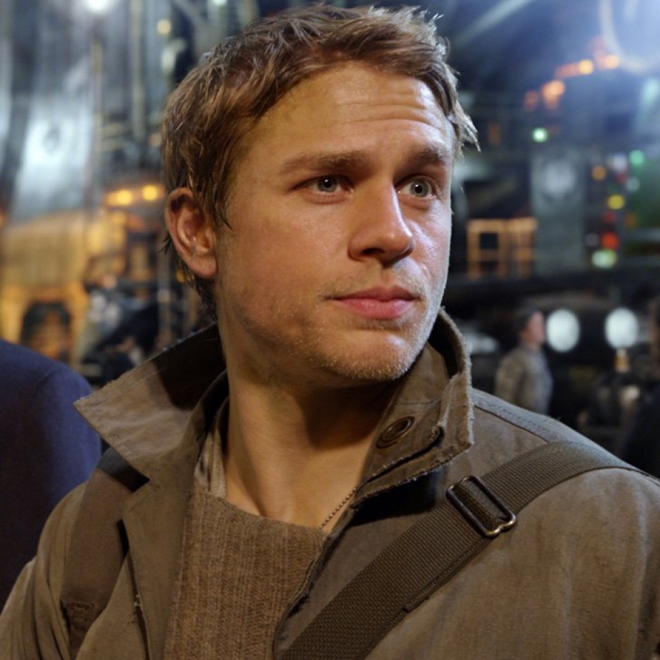 dan sao nam danh tieng hollywood quy tu trong king arthur