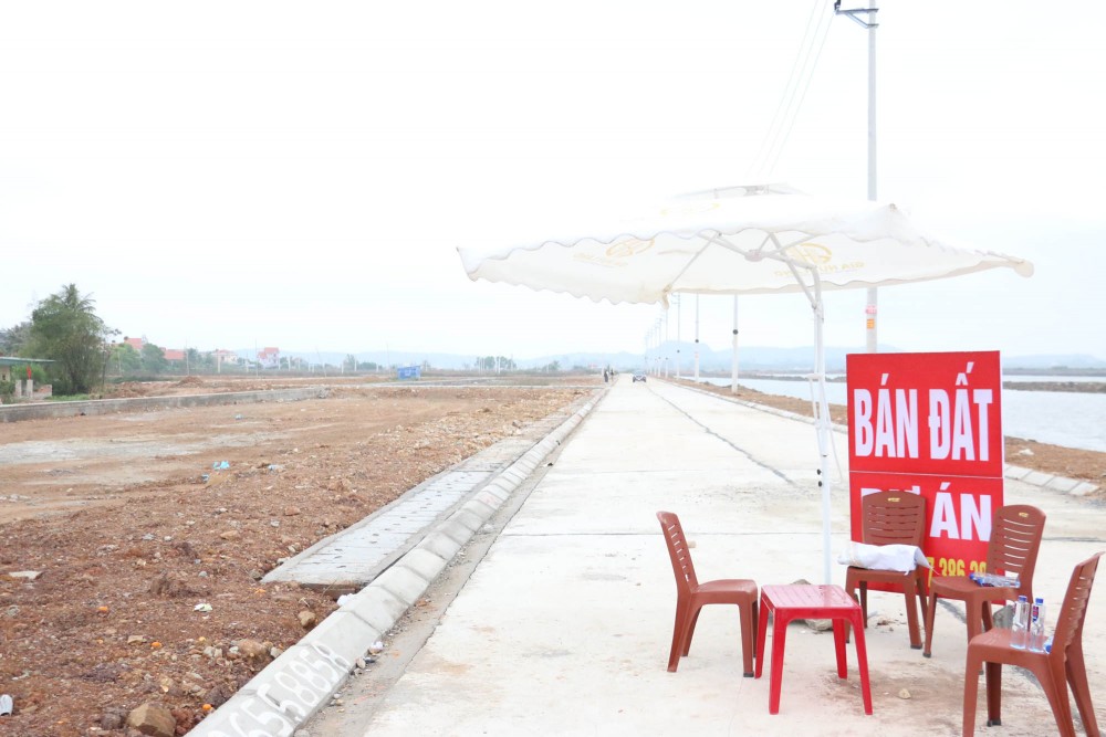Bàn ghế được người môi giới đất đặt ở khu vực Thống Nhất, phường Tân An để tiện giao dịch đất. (Nguồn: Báo Quảng Ninh)