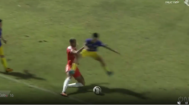 Tình huống mà HLV Chu Đình Nghiêm cho rằng Văn Quyết chỉ nhảy tránh bóng, chứ không ác ý với đối thủ. (Nguồn: DT)