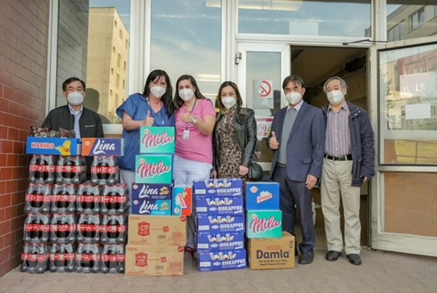 Trao tặng hỗ trợ cho bệnh viện thành phố Chomutov. (Ảnh: Hồng Kỳ/Vietnam+)