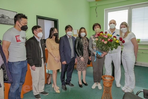 Trao tặng hỗ trợ cho bệnh viện thành phố Kadaň. (Ảnh: Hồng Kỳ/Vietnam+)