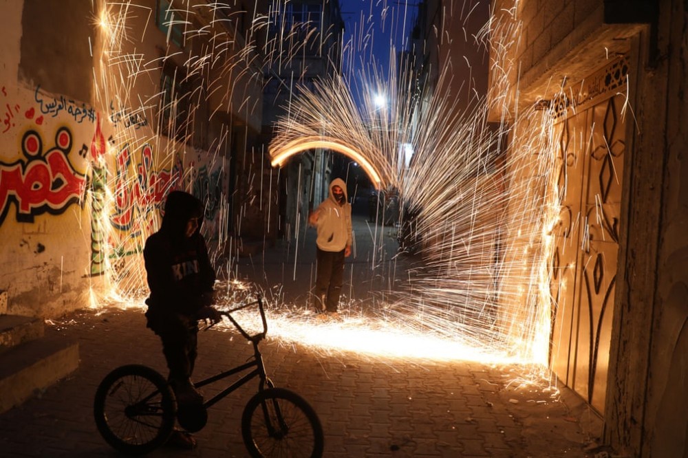 Ảnh ấn tượng tuần (12-18/4): Nụ cười trên chiến hào biên giới Nga-Ukraine, kỷ lục buồn Covid-19 và khiêu vũ ở Triều Tiên