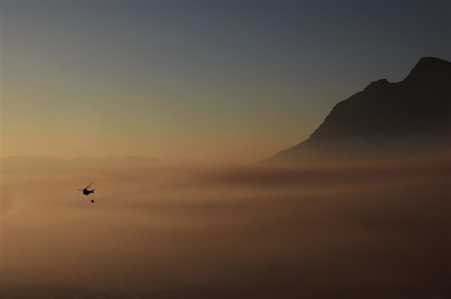 Ảnh ấn tượng tuần (19-25/4): Tang tóc Covid-19 ở Ấn Độ, Nga-Ukraine giảm nhiệt, nóng vụ Navalny và thảm họa chìm tàu Indonesia