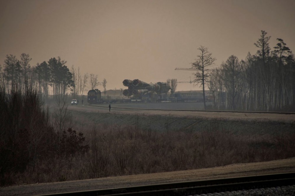 Ảnh ấn tượng tuần (19-25/4): Tang tóc Covid-19 ở Ấn Độ, Nga-Ukraine giảm nhiệt, nóng vụ Navalny và thảm họa chìm tàu Indonesia