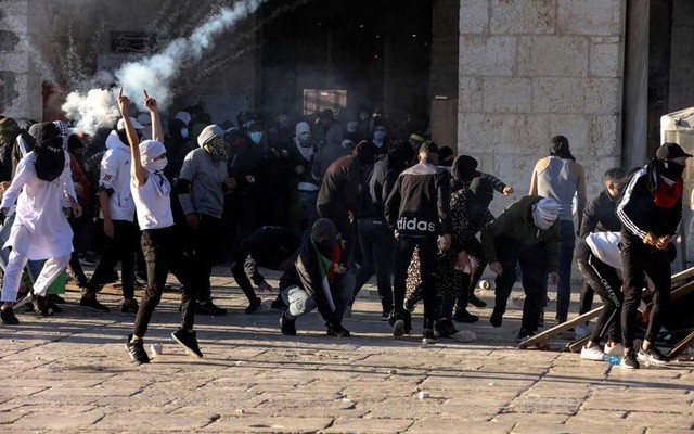 Người biểu tình Palestine đụng độ với lực lượng an ninh Israel tại đền Al-Aqsa, Đông Jerusalem, ngày 15/4. (Nguồn: Reuters)