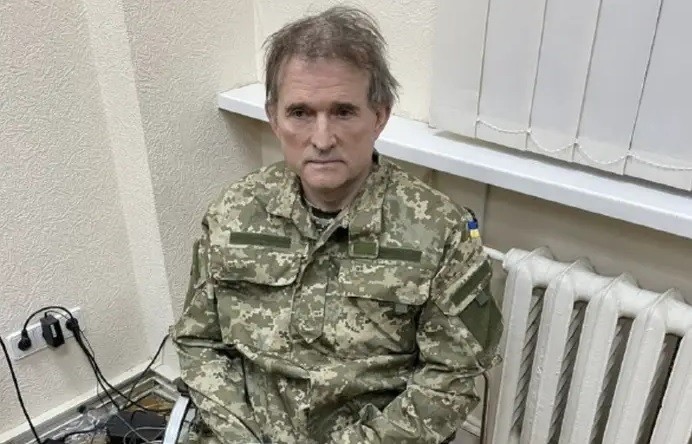 Hình ảnh do Tổng thống Ukraine Zelensky đăng tải ngày 12/4 cho thấy chính trị gia đối lập của nước này Viktor Medvedchuk, cũng là nhà tài phiệt, luật sư và được xem là một trong những người bạn thân thiết nhất của Tổng thống Nga Vladimir Putin ở Ukraine, bị bắt giữ. Ngày 13/4, ông Zelensky đã đề nghị Nga tiến hành trao đổi tù nhân. (Nguồn: Telegram)