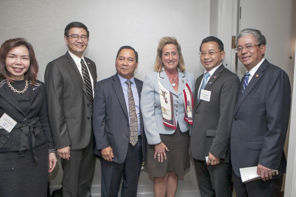 dai su viet nam tai hoa ky gap lam viec voi cac nghi si hoa ky