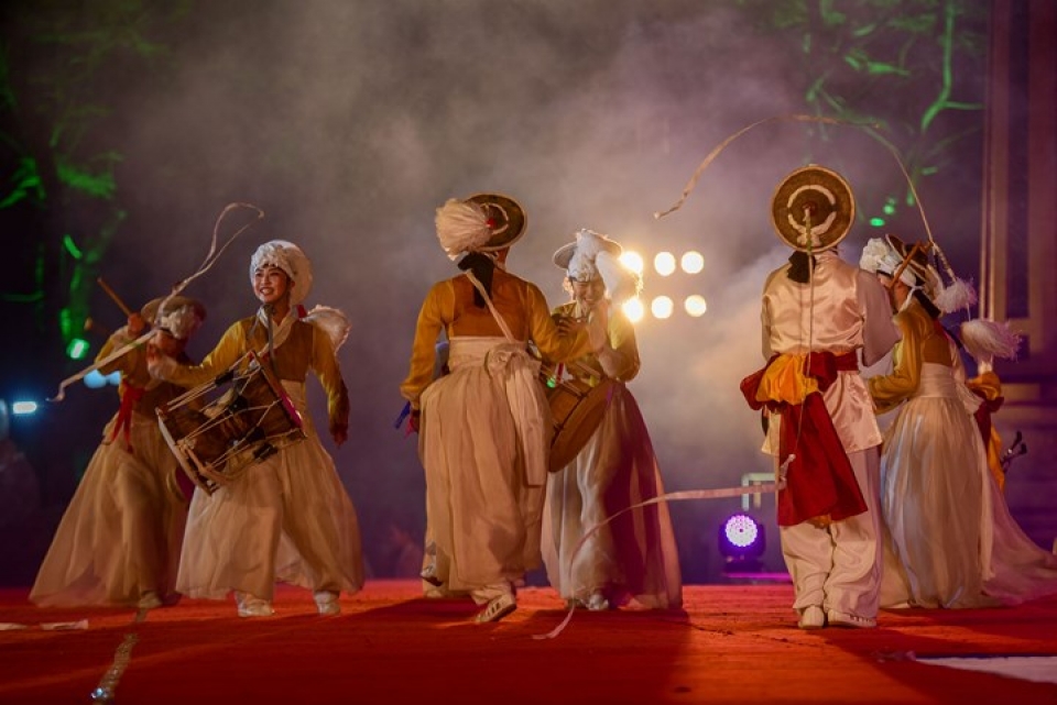 festival hue 2018 lung linh trong dem hoi sac mau van hoa viet han
