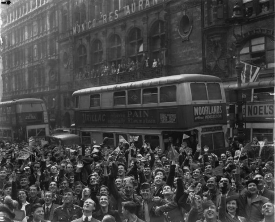 Năm 1945 và ký ức về chiến thắng khiến cả châu Âu tưng bừng tung bung hinh anh ngay chien thang o chau au nam 1945