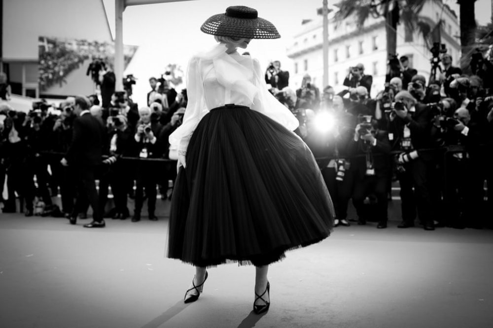 anh an tuong trong tuan 18 255 thoi trang tai cannes gay tranh cai va tac duong len nui everest