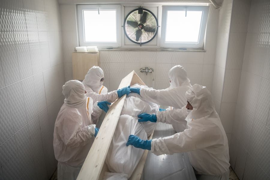 anh an tuong tuan 18 245 chuyen ve chiec khau trang cua ong trump le tot nghiep co don va robot virus corona